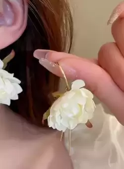 Cercei Eleganti Model Bujor Alb